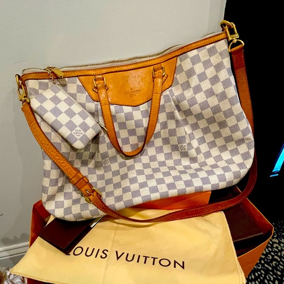 Louis Vuitton 
Authentic Louis Vuitton purse with coun purse inside - Picture 1 of 11